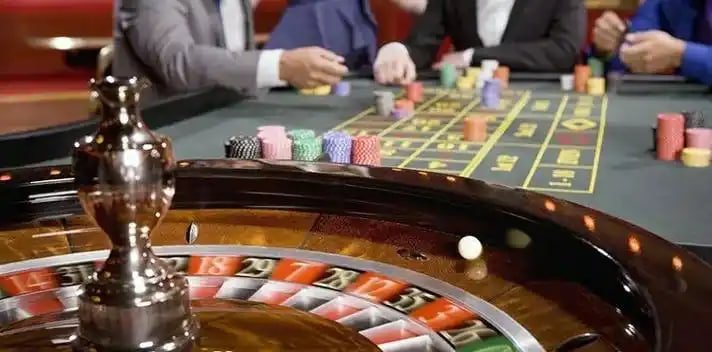 Aplikasi mobile rajabandot. menampilkan antarmuka sportsbook dengan pertandingan Liga 1 dan opsi deposit DANA, OVO, GoPay